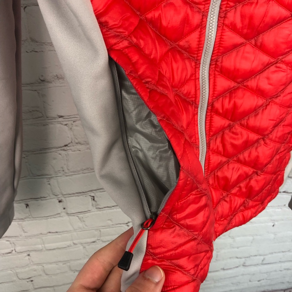 The North Face Red and Gray Puffer Jacket with Quilted Design - Picture 5 of 9
